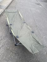 Lit de camp vert militaire