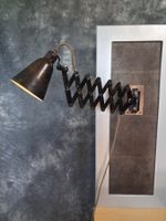 Restaurierte Scherenlampe