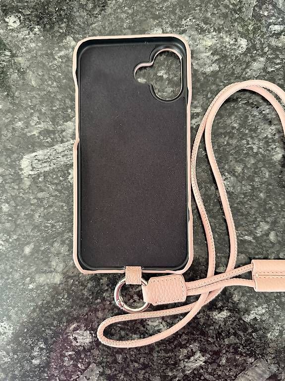 Cover & Protezioni schermo: iPhone 16 Pro Max Echtlederhülle mit Tragegurt – Usato da Wetzikon ZH venduto da cutura 1