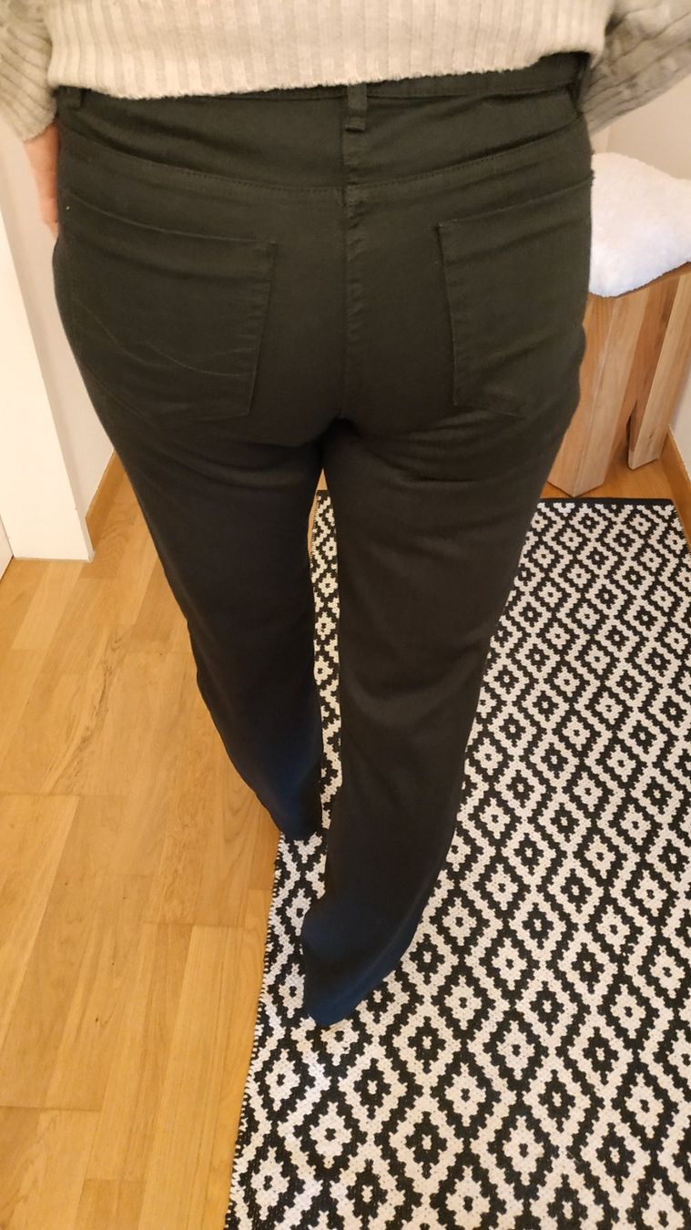 Jeans: neue schwarze Jeanshose, Grösse 36/38 – Nuovo (secondo la descrizione) da Dübendorf venduto da Jolenia 1