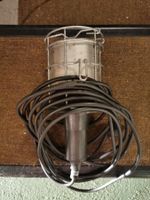 Baustrahler Lampe mit Kabel und Glühbirne