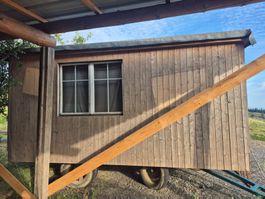 Bauwagen mit Fenster und Sitzgelegenheit zu verkaufen