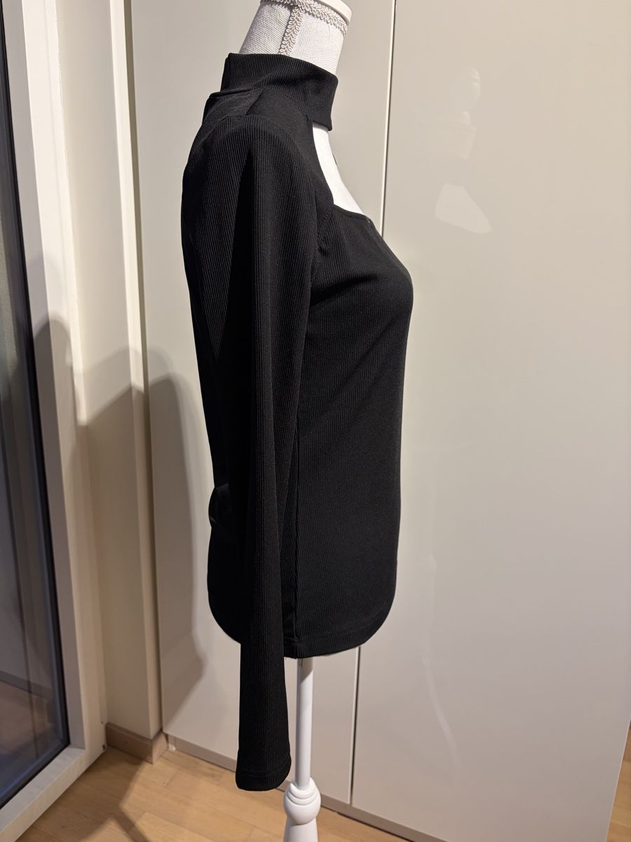 Guess Tops: Guess cut out top, size L. Stretch – D'occasion à Nyon par Deb_D39 3