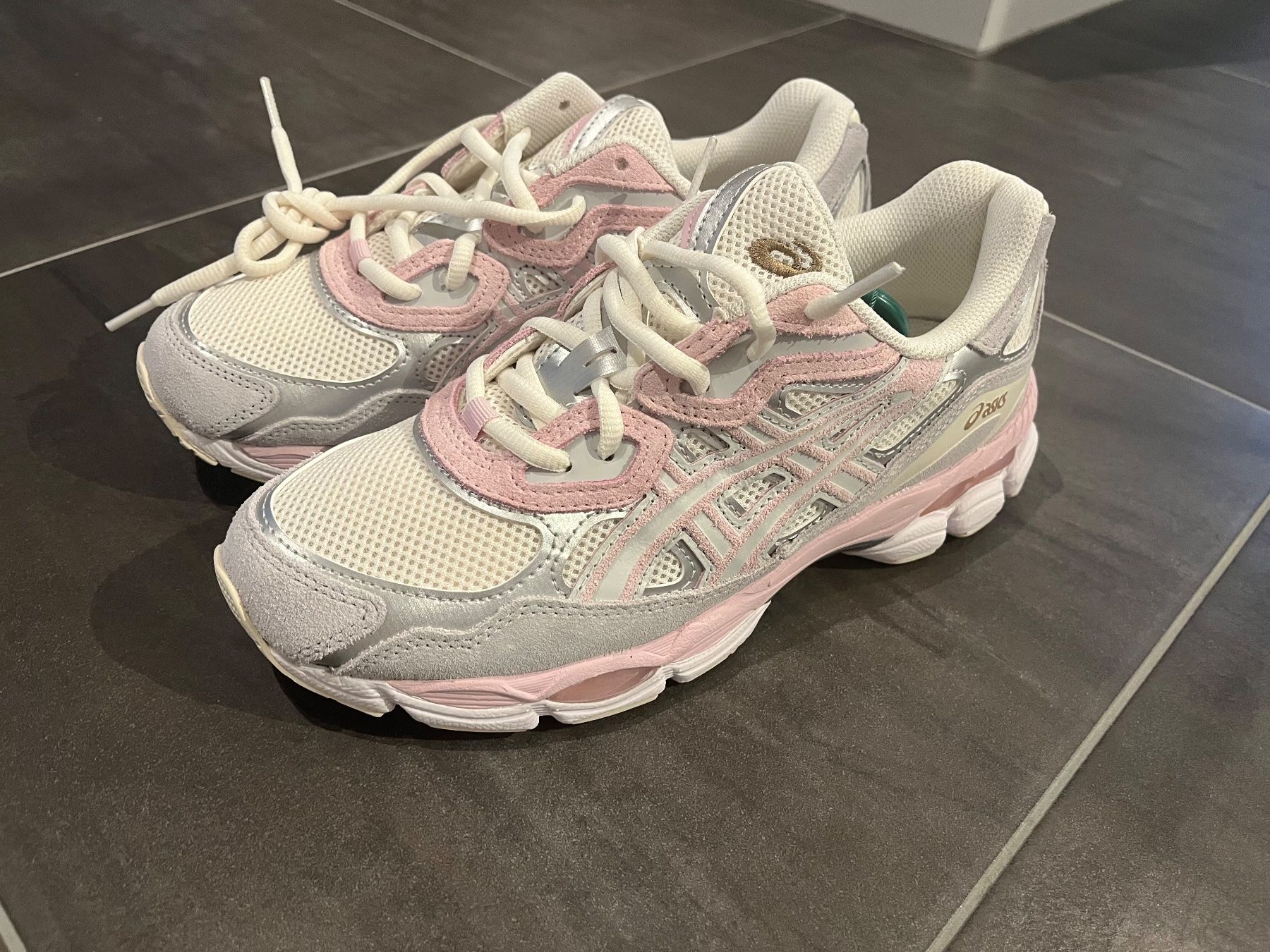 Asics Damenschuhe: Asics Gel-NYC Condrete Barely Rose – Neu und originalverpackt aus Bösingen von kaisten2 1