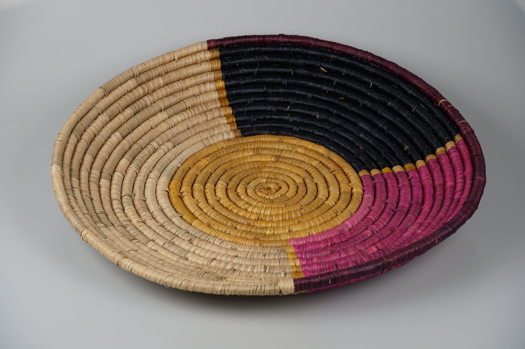 Assiettes: Riese Raffia Wandteller 27" – D'occasion à Rüti ZH par Restwert_Rueti_ZH