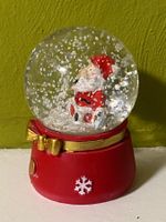 Weihnachtliche Schneekugel mit LED Beleuchtung, sehr süss!