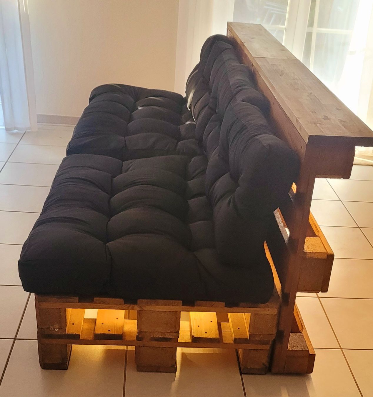 Sofas: Palettensofa mit Batheke & LED – Gebraucht aus Lupfig von fraenzi08