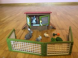 Hasenstall mit Zubehör Figuren guter Zustand