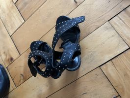 Schwarze Sandalen mit Nieten, Gr. 36 - Neu von Bata