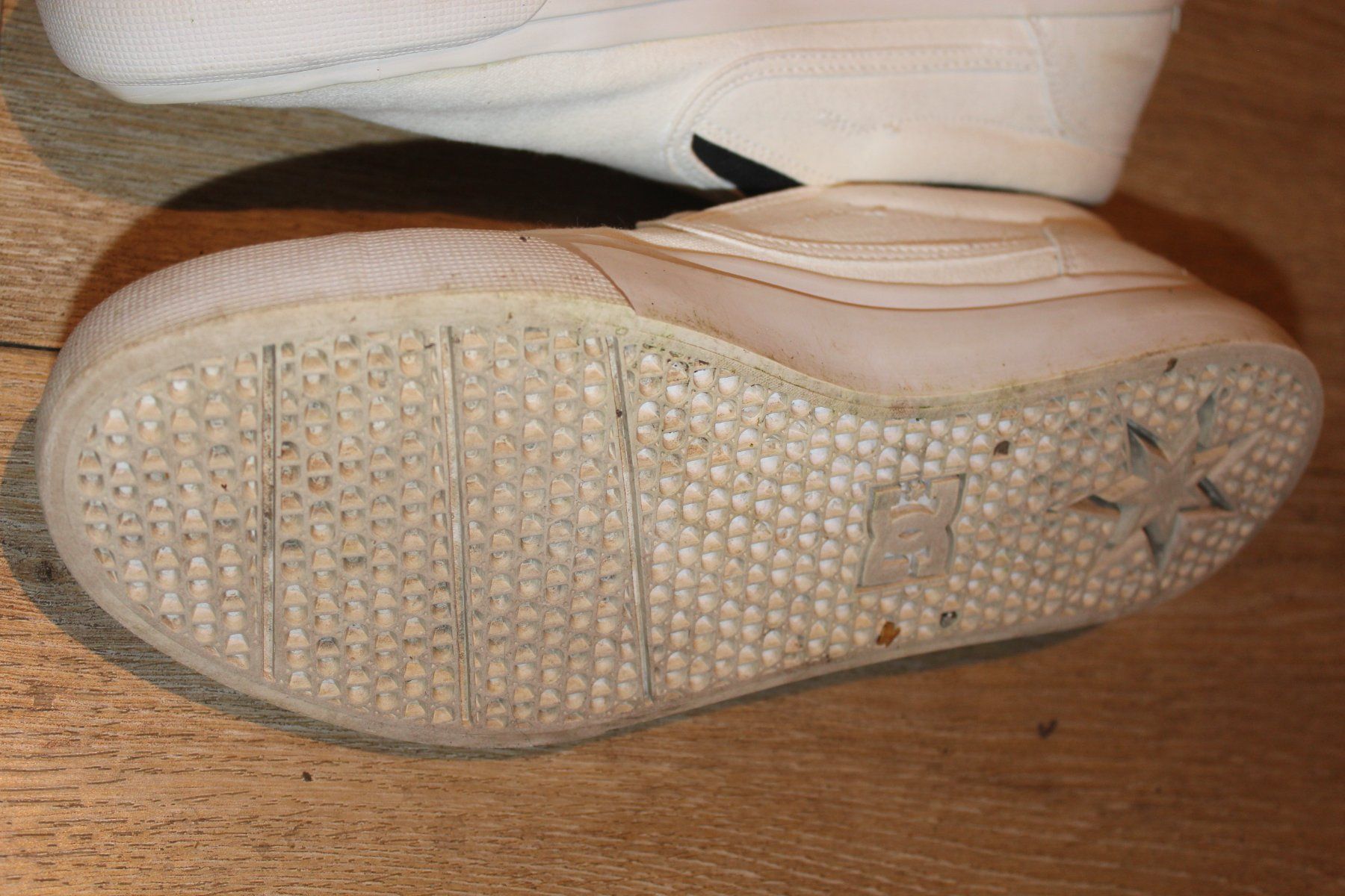 Skateboards: 2x skateboard shoes és et DC – Usato da Travers venduto da ColibriRoseOrange 5