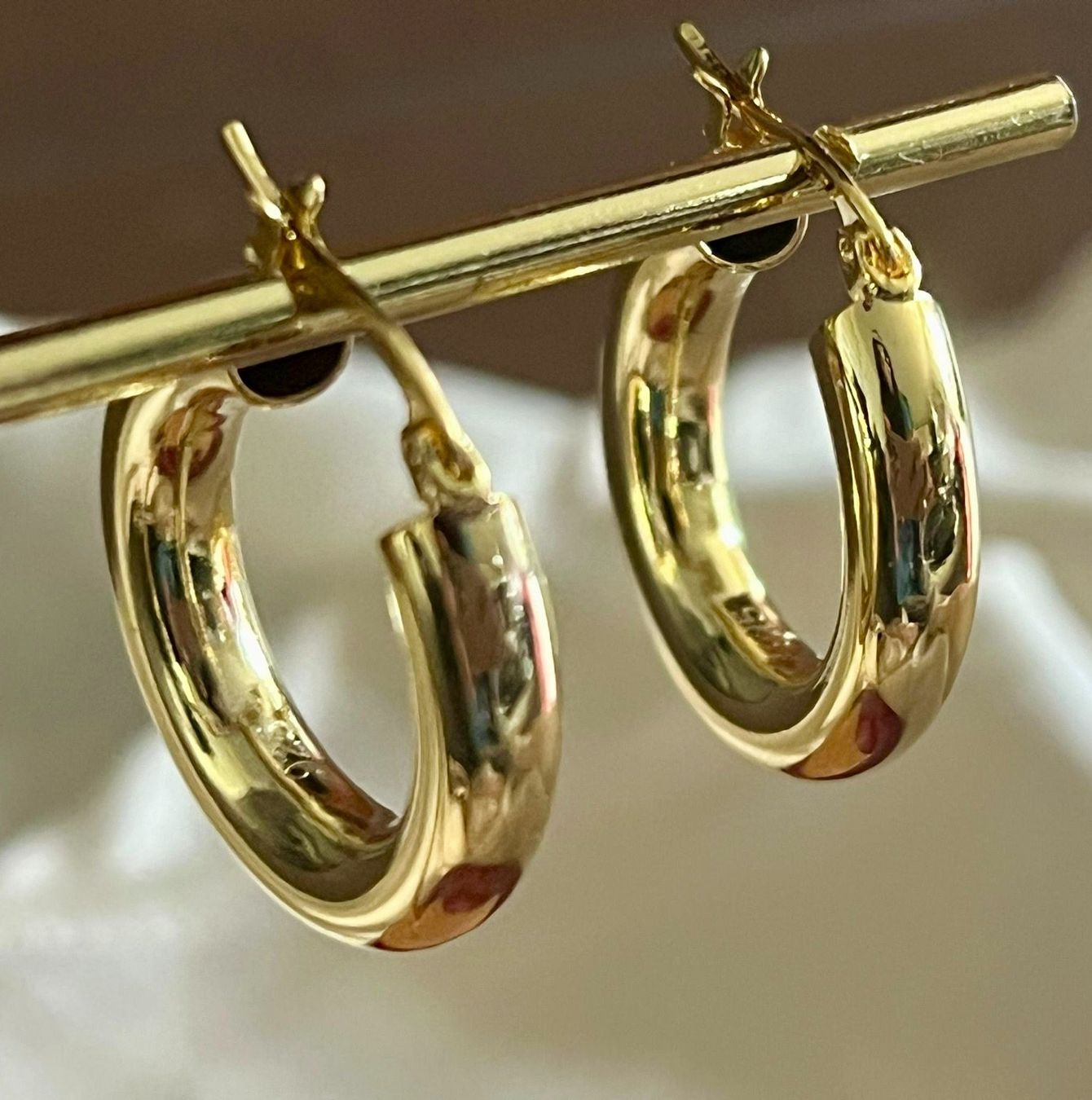 Orecchini pendenti & Orecchini a lobo: Créoles en argent doré - tampon 925 – Nuovo e nell'imballaggio originale da Thônex venduto da Swiss-Jewels