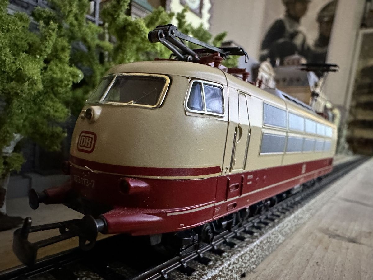 Märklin Modellini di ferrovie: Märklin 3357 DB BR 103 digital – Usato da Lupsingen venduto da New-Haven