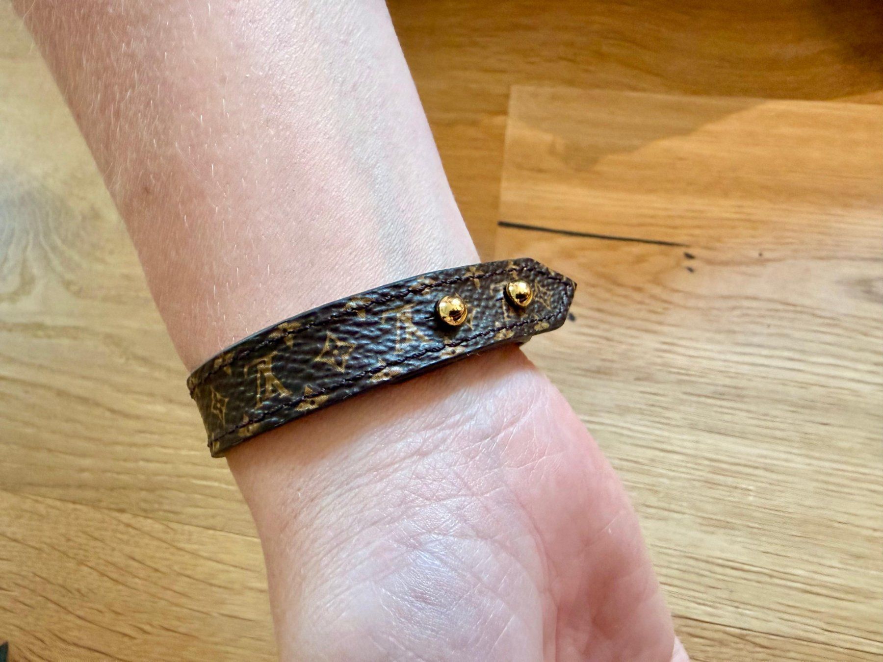 Louis Vuitton Bracciali & Braccialetti: Louis Vuitton Essential V Armband Monogram, mit Box und Beut – Nuovo (secondo la descrizione) da Zürich venduto da andischmid 2
