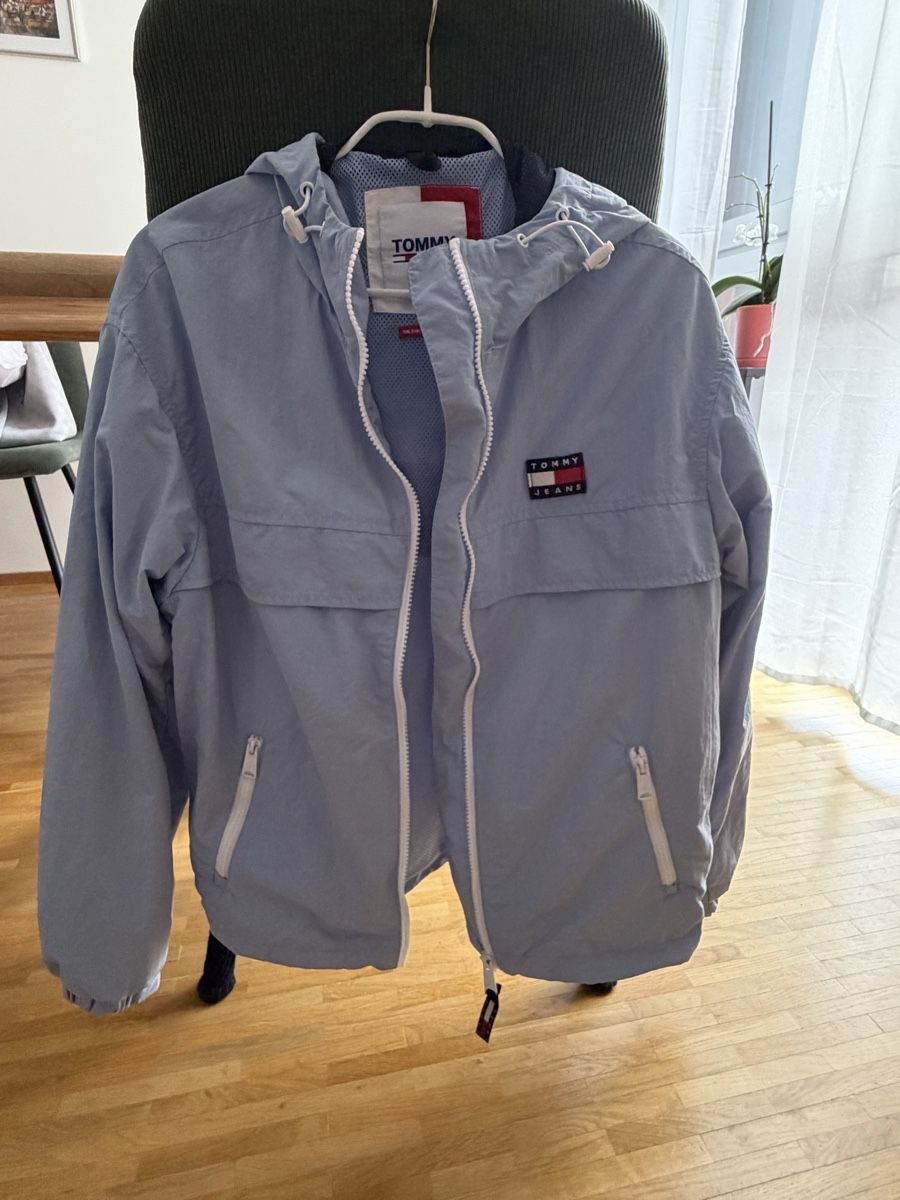 Tommy Hilfiger Vestes: Hellblaue Windjacke von Tommy Jeans – D'occasion à Bülach par ann_2ry2