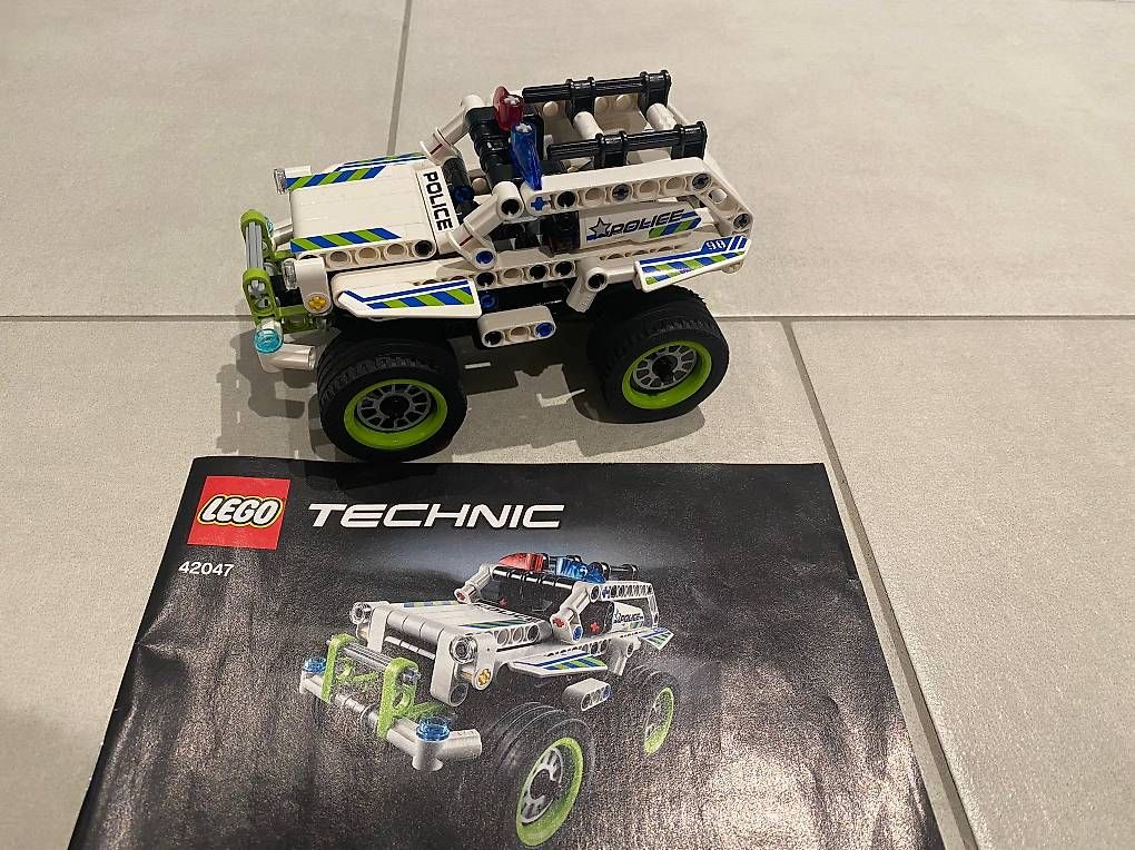 Lego Spielzeuge: Lego Technic 42047 Polizei Interceptor – Gebraucht aus Fällanden von mli_q65g