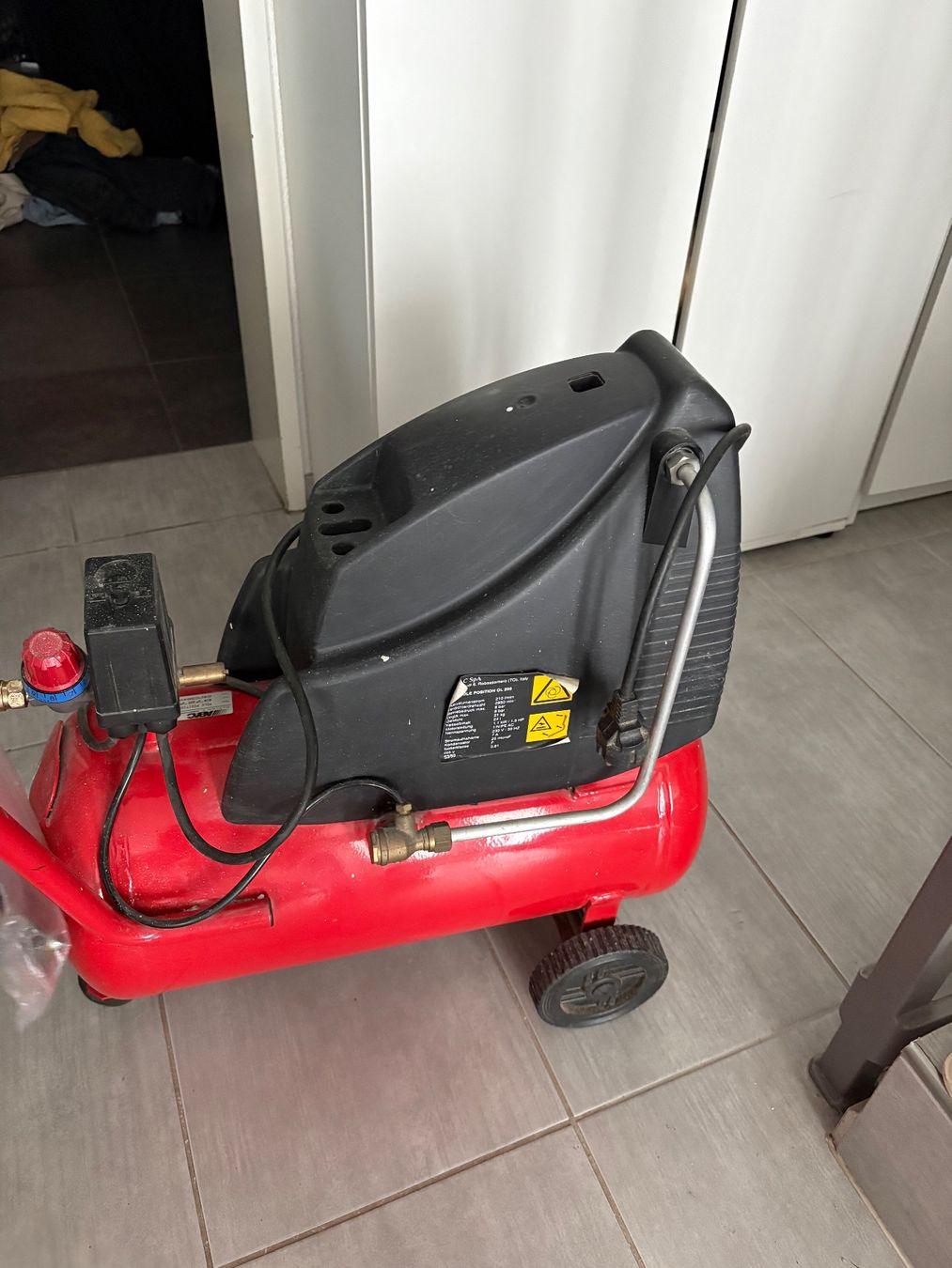 Compressori: Airliner Kompressor 24L  8 bar 1.5 HP fahrbar – Usato da Münchwilen TG venduto da Laty77 6