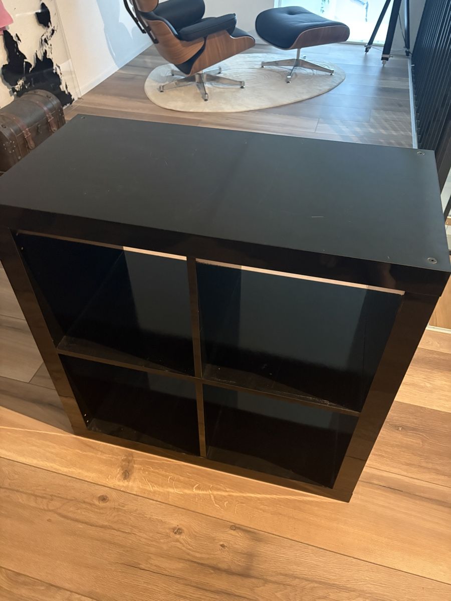 Étagères: Ikea - Regal schwarz lackiert 4 Fächer gebraucht – D'occasion à Remetschwil par simen01 2
