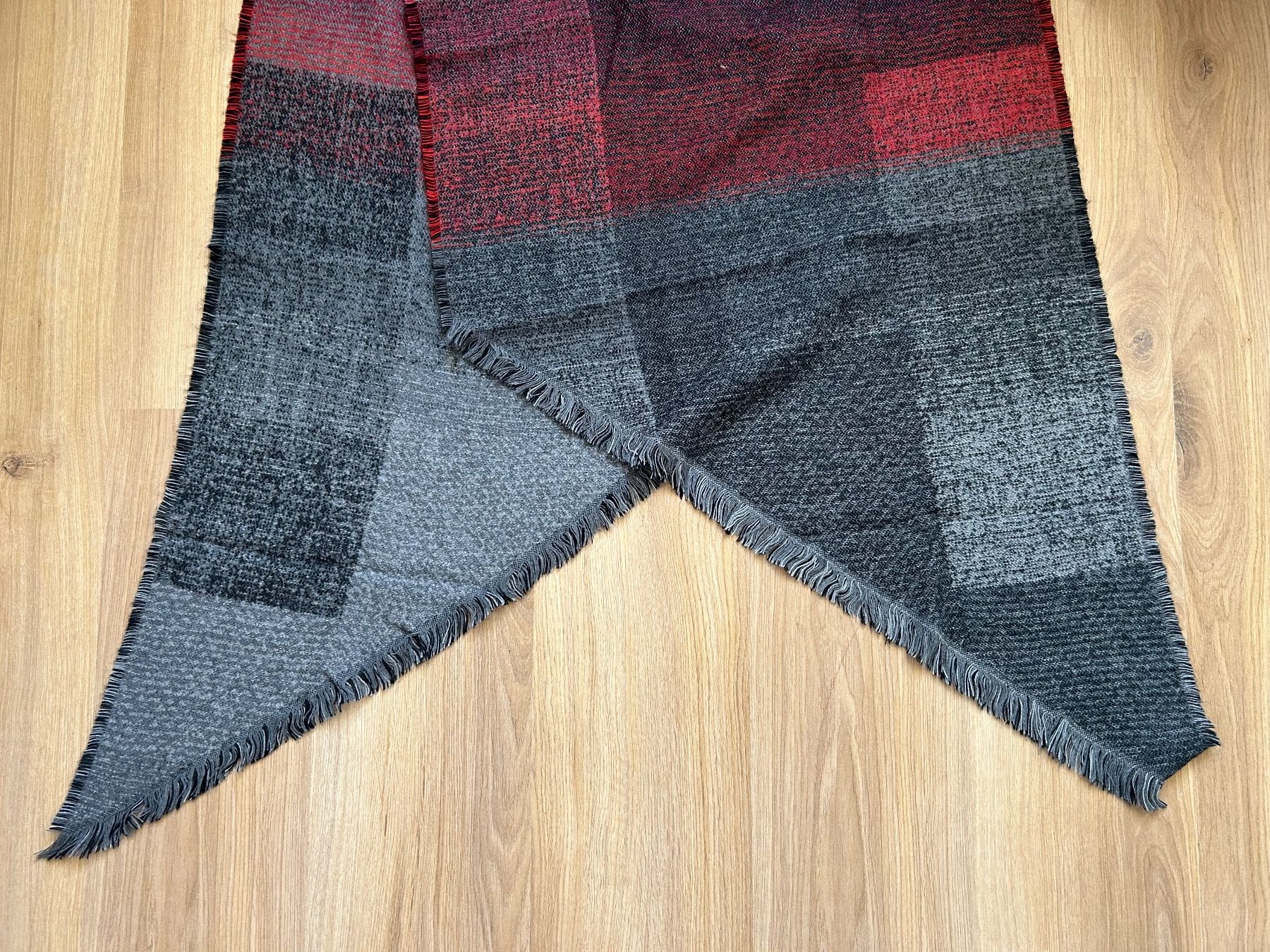 Foulard & Sciarpe: Écharpe grise et rouge chaude – Usato da Delémont venduto da elena_neuhaus 1