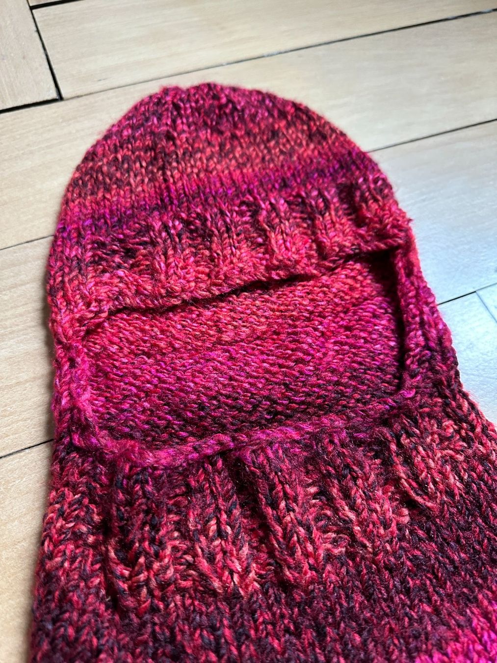 Chapeaux, bonnets & casquettes: Strick Balaclava Mütze rot-beere – D'occasion à Zürich par Diazaio 1