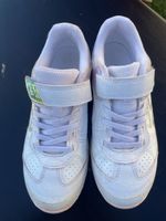 Tennis shoes