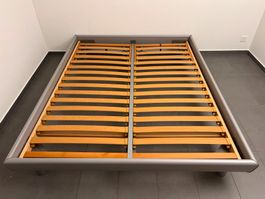 Bettgestell mit Lattenrost grau 160x200cm guter Zustand