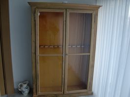 Waffenkasten antiker Kasten mit Glasfenster