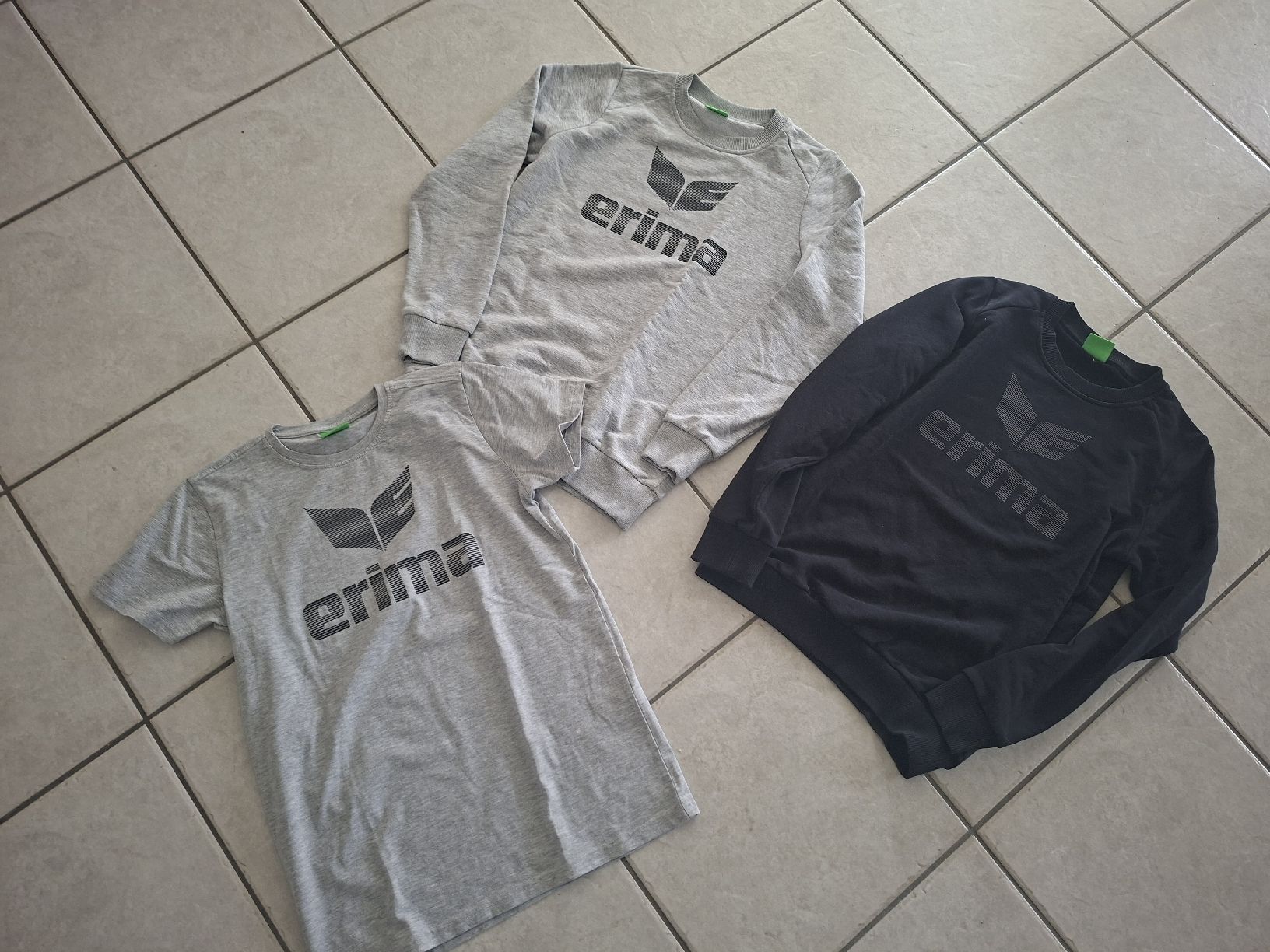 Erima Lotti & Set di vestiti: 3 teiliges erima set gr 164 Pullover und Shirt – Usato da Thun venduto da Thun67