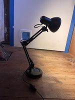 schwarze Schreibtischlampe