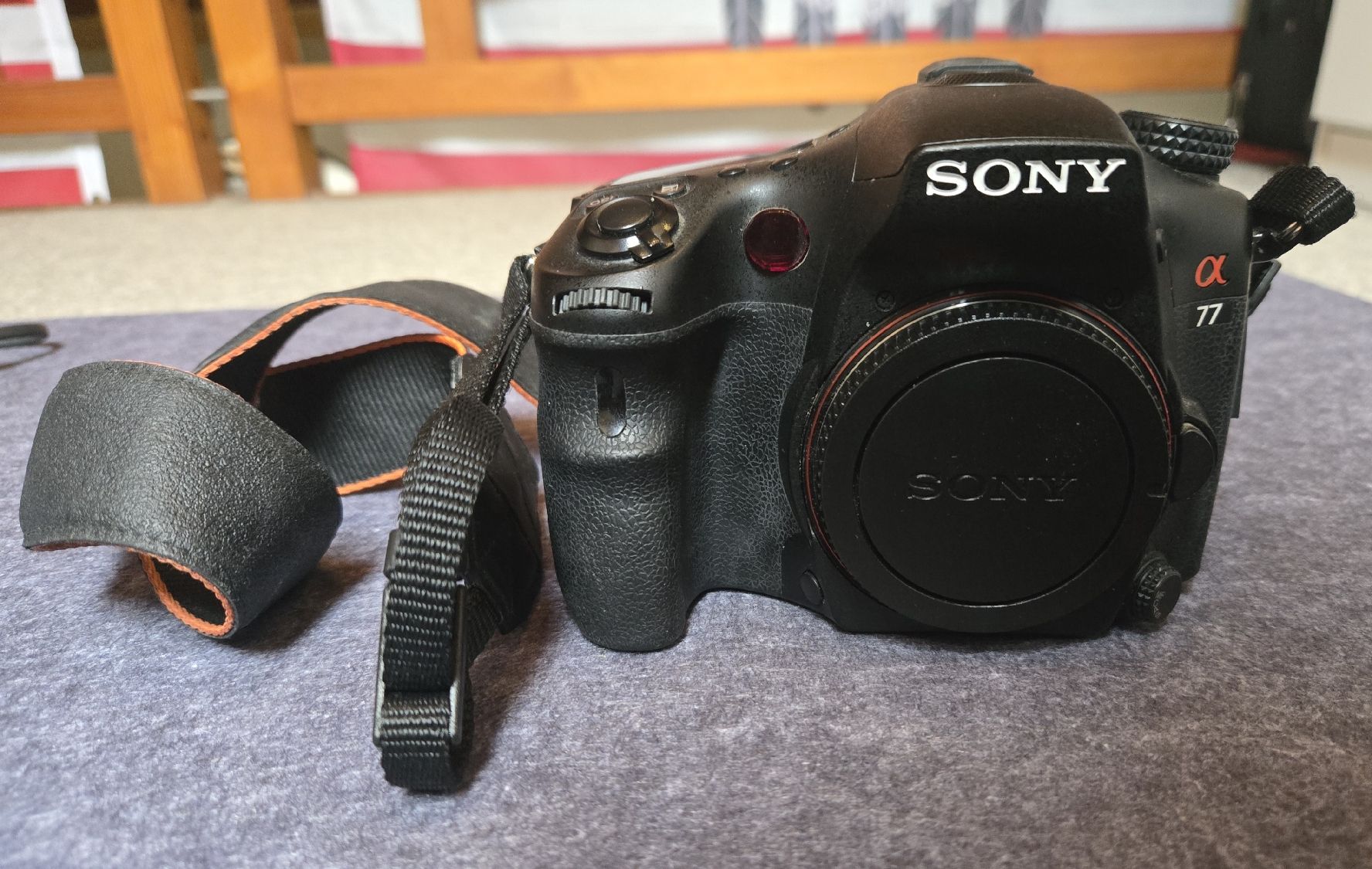 Sony Fotocamera: Lot Reflex Sony alpha 77 avec 1 objectif – Usato da Estavayer-le-Lac venduto da Clapsodi 1