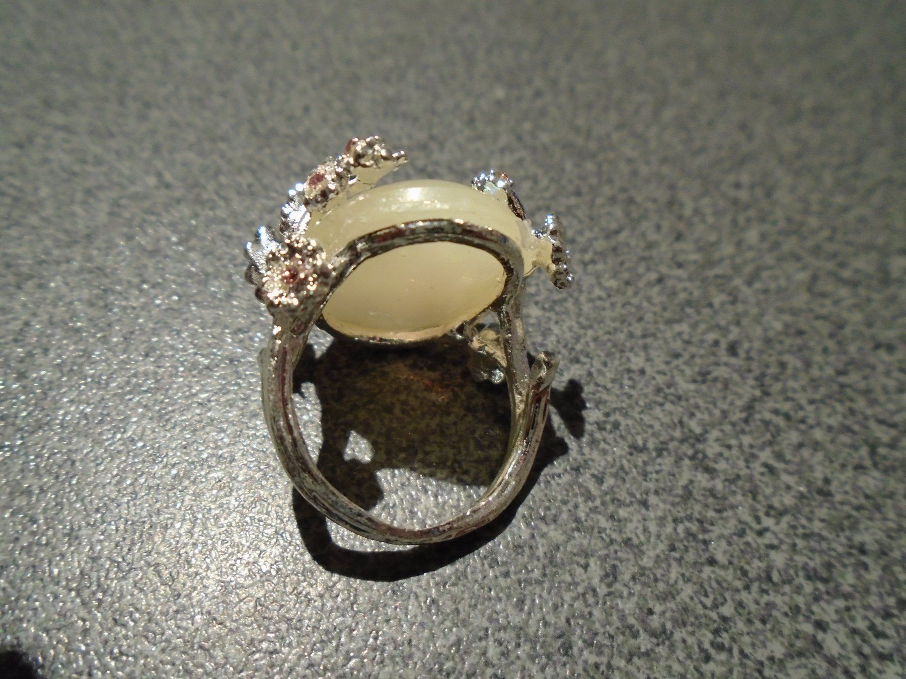 Bagues: Ring Size 8, silberfarbig, Stein eierschalenweiss – Neuf avec emballage d'origine à Zürich par abraxas1291 1