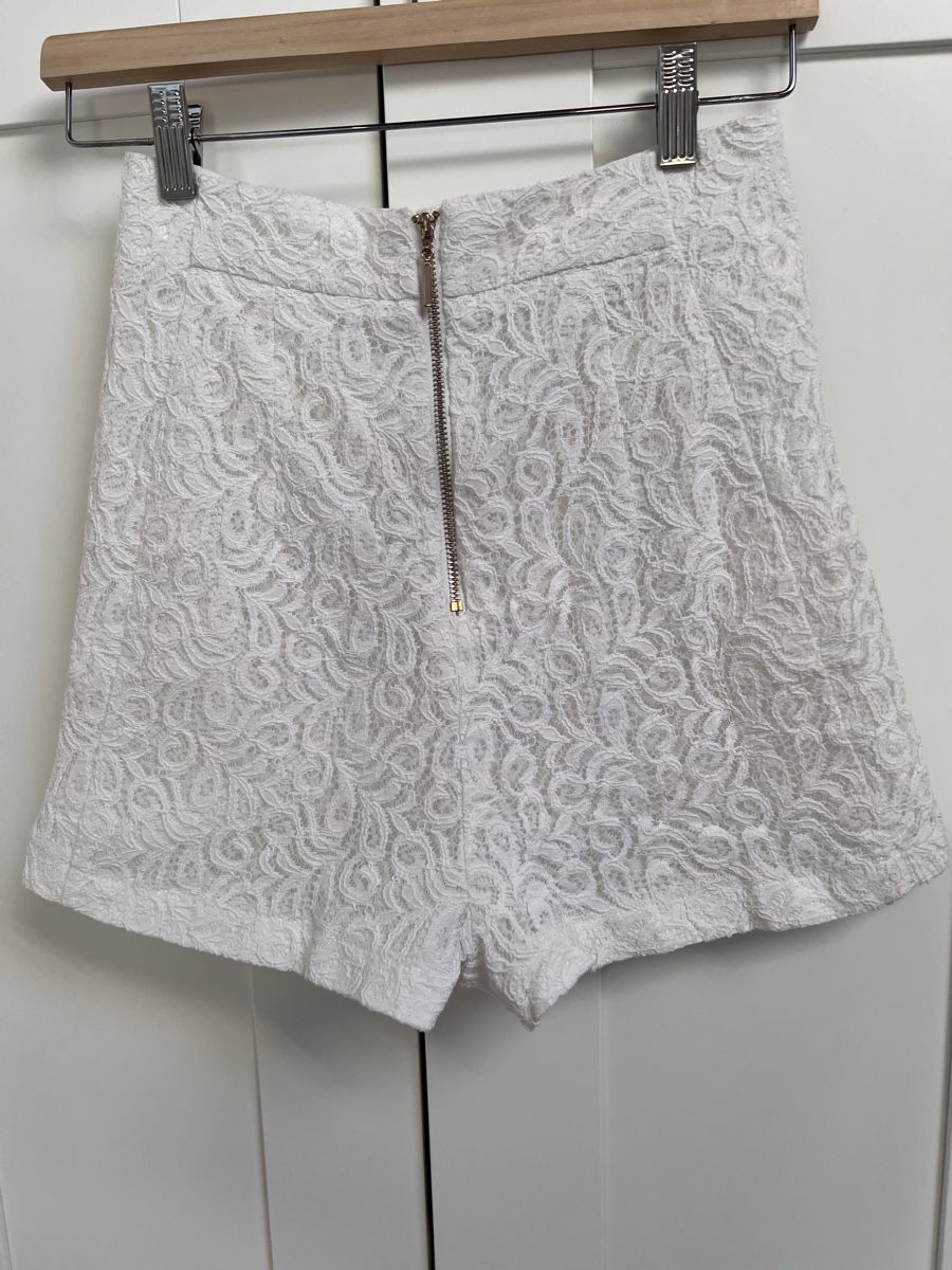 Pantaloni: Weisse Shorts Gr. XS – Usato da Menzingen venduto da nas_6ncr 1
