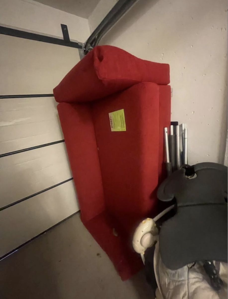 Sofas: Red sofa – D'occasion à Unterengstringen par eno_7vwt