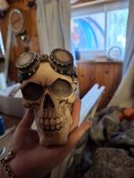 Totenkopf Figur mit Brille und Zahnraedern steampunk
