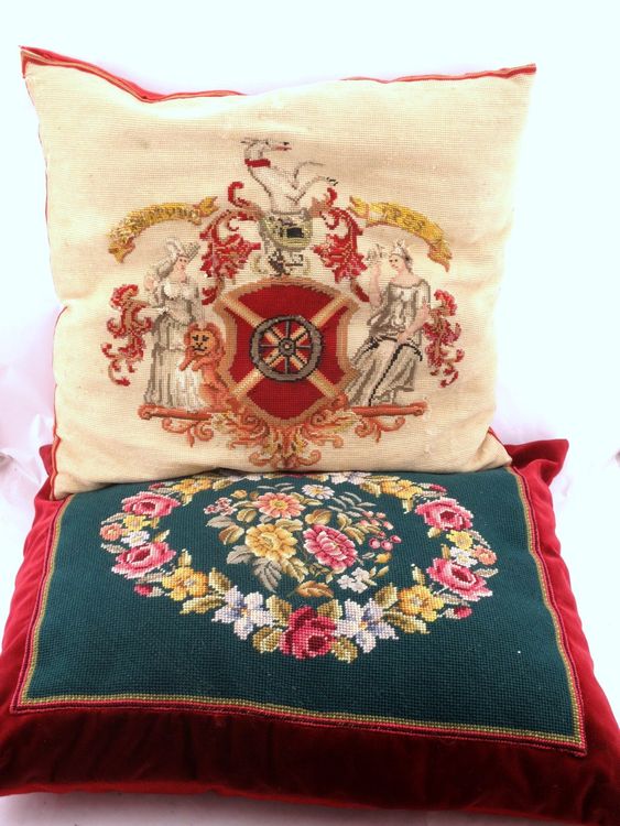 Grand Coussin Rond Brodé Ancien 45 Cm - Motif Personnage - Rouge Brique