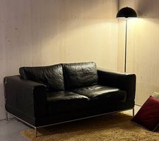 Schwarzes Ledersofa zum Chillen