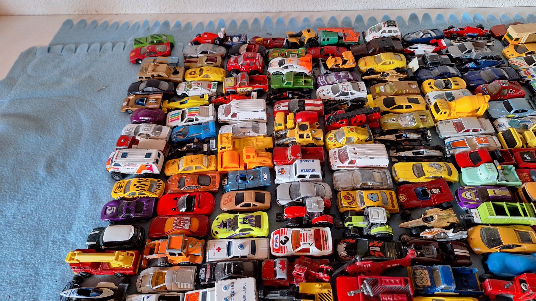 Jouets: Über 200 Spielzeugautos – D'occasion à Wilchingen par 80x120 4