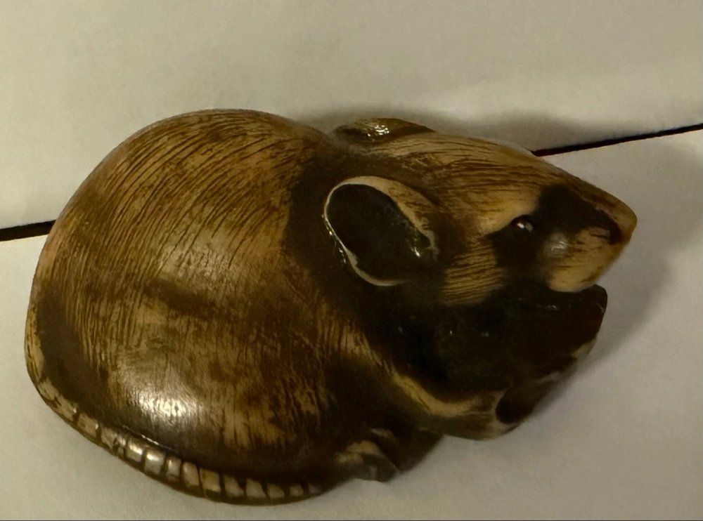 Statuette: grazil geschnitzte  >>Maus<< im Stil einer Netsuke – Usato da Hinwil venduto da Chnap