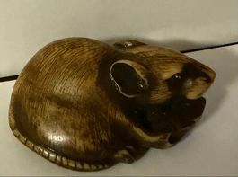 grazil geschnitzte  >>Maus<< im Stil einer Netsuke