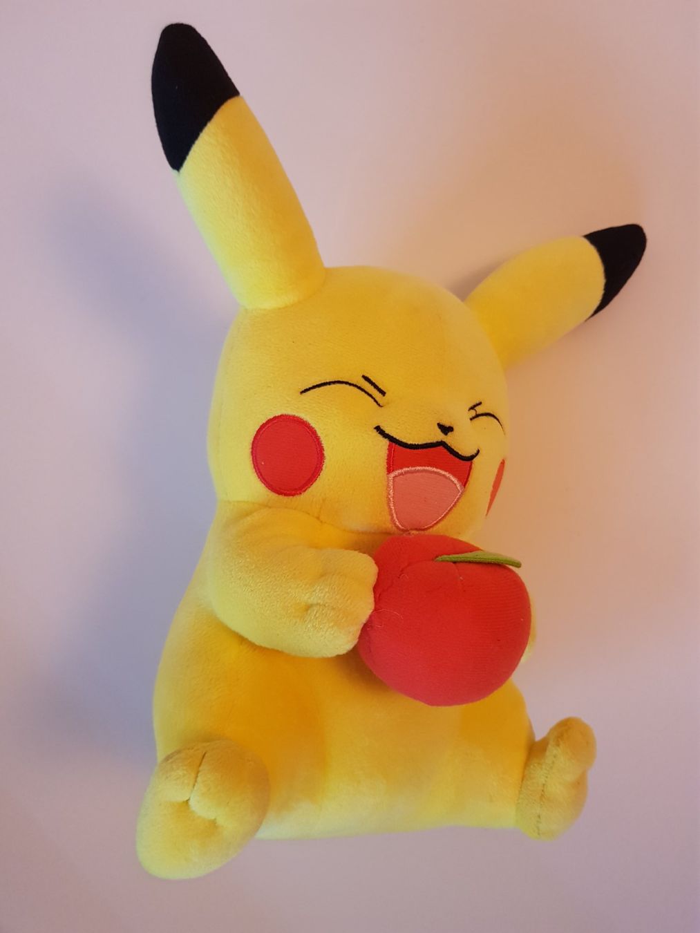 Nintendo Giocattoli: Pikachu Plüschtier mit Apfel – Usato da Münchenstein venduto da 2DGames 1