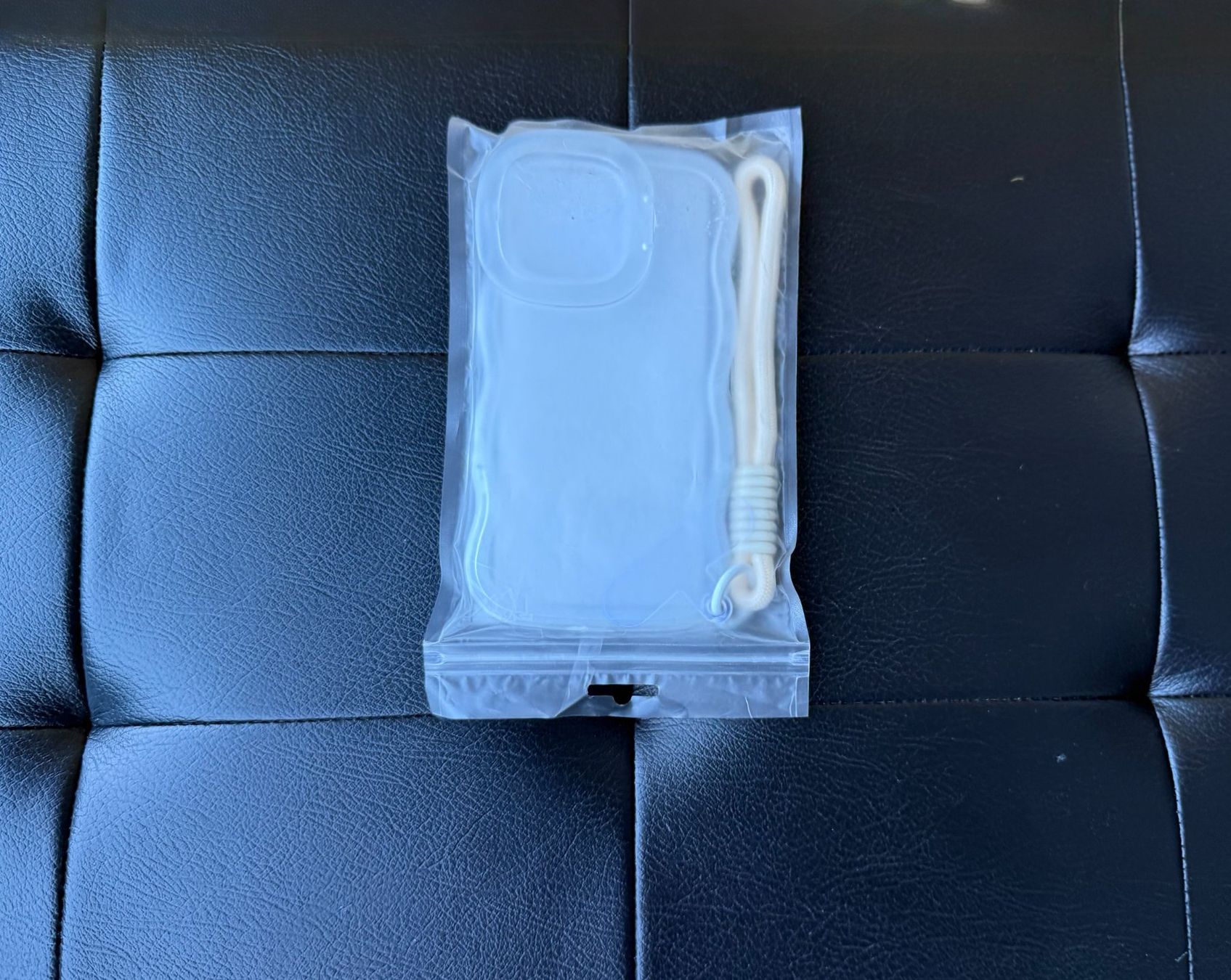 Apple Cover & Protezioni schermo: Coque iPhone 15 Pro Max Transparent 2 Supports + Privacy – Nuovo e nell'imballaggio originale da Thônex venduto da BrYu 6