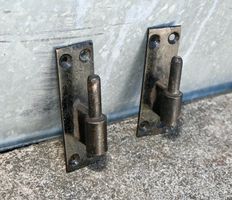 2 alte Aufschraubkloben / Türkloben Länge 12cm Tür Band