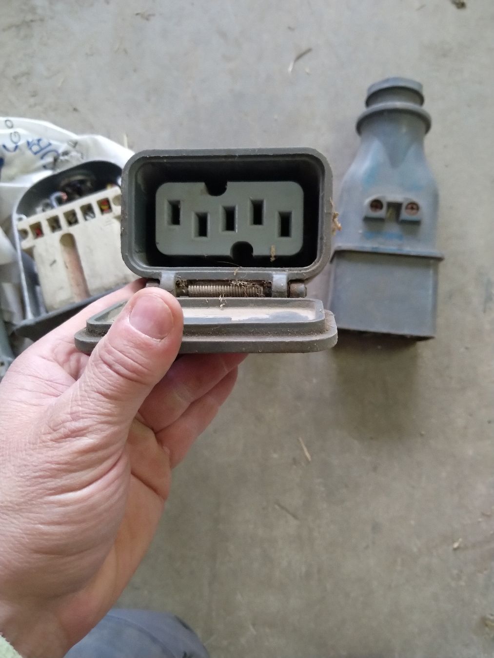 Stecker: I 40 Stecker und Dosen  – Gebraucht aus Neuenkirch von Mube6 2