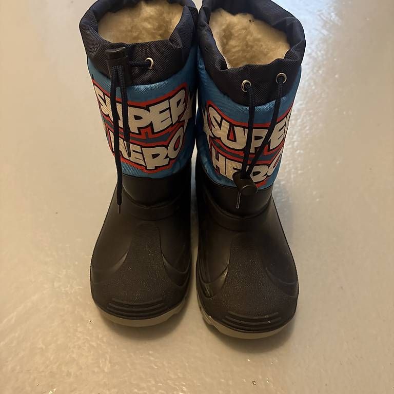 Chaussures garçon: Winterstiefel Grösse 33/34 – D'occasion à Zimmerwald par wuff81