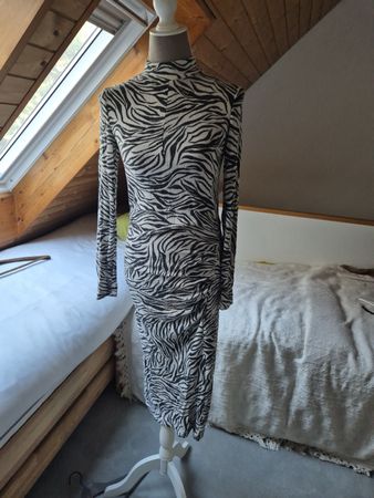 Kleid Bershka Zebra-Muster langarm Grösse M gebraucht