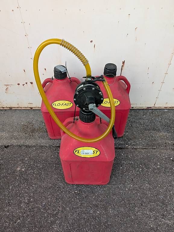 Benzinkanister: Flow Fast Pumpe + 3x 15Gal Kanister – Gebraucht aus Belp von superbeng