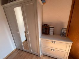 Kleiderschrank und Kommode