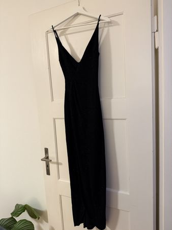 Elegant Black Dress - Perfect for New Year’s Eve!