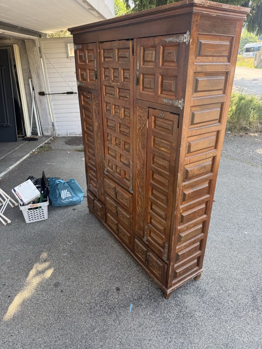 Armadi: Bretonischer Schrank 1890 Spanisch – Usato da Winterthur venduto da dad_k5y5 2