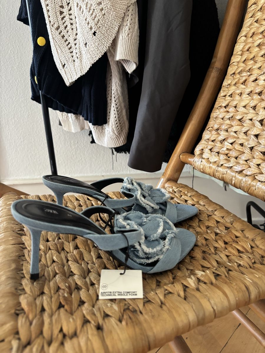 Zara Scarpe da donna: Denimsandale mit Blumendetails (40) – Nuovo e nell'imballaggio originale da Bern venduto da Charlot19 1