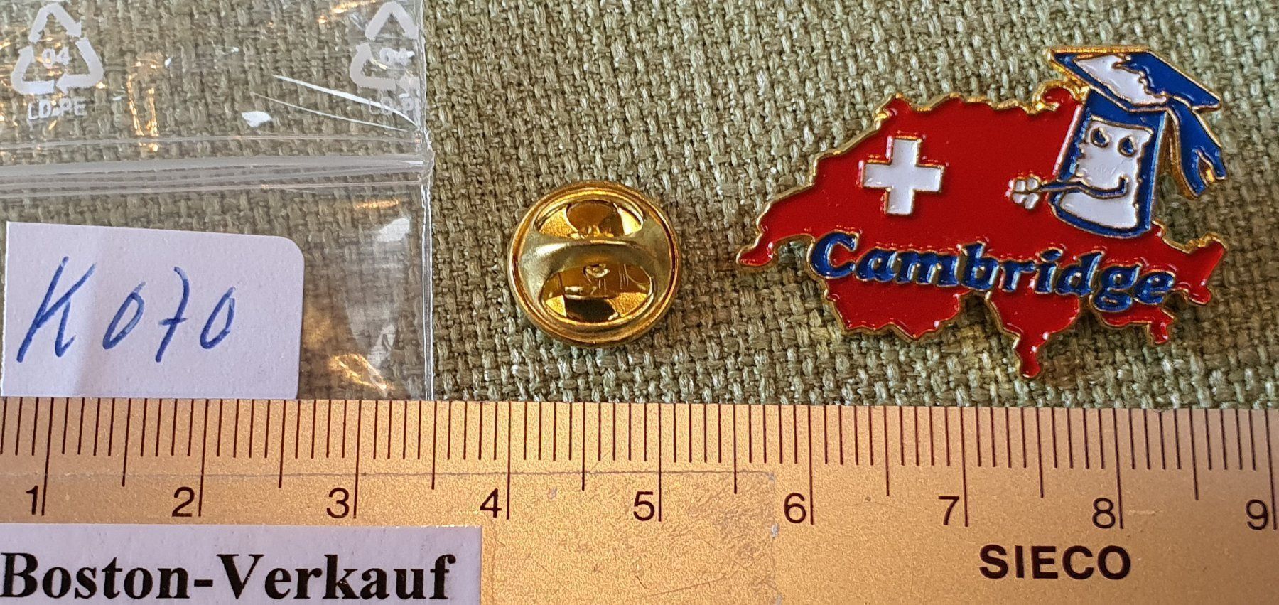 Placchette & Badge: K070 - Pin Schweiz Cambridge Schule – Usato da Reinach BL venduto da Boston-Verkauf 1